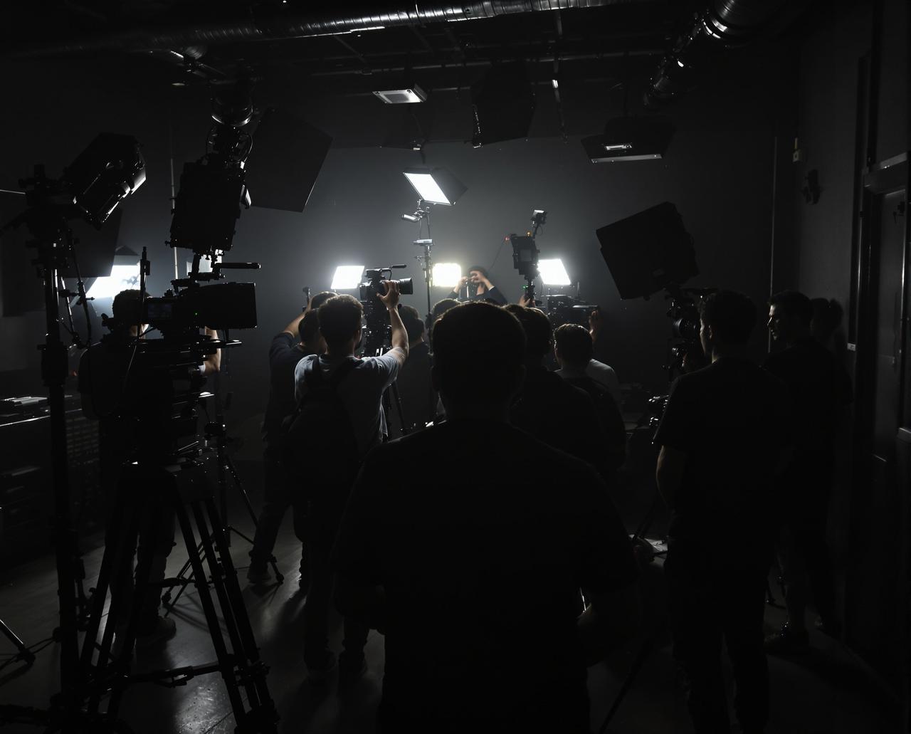 色婷婷影院制作团队